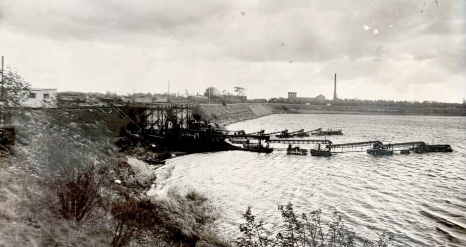 Bilden från 1950 föreställer inläggning av kol i kalkbrottet i Klagshamn (Malmö). Lägg märke till alla transportband som behövdes för att få ut kolen i brottet. 1981 var varulagret 147 620 ton små ångkol (stenkol). Källa: KrA: Överstyrelsen för civil beredskap.